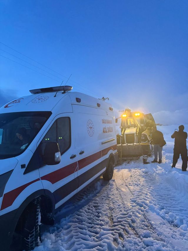 Bitlis'te Karla Mücadele 5 Saat Sürdü, Rahatsız Kadın Hastaneye Kaldırıldı