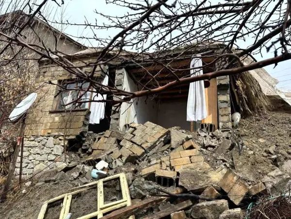 Hakkari'de Şiddetli Yağışlar Nedeniyle Toprak Ev Çöktü, Aile Evsiz Kaldı