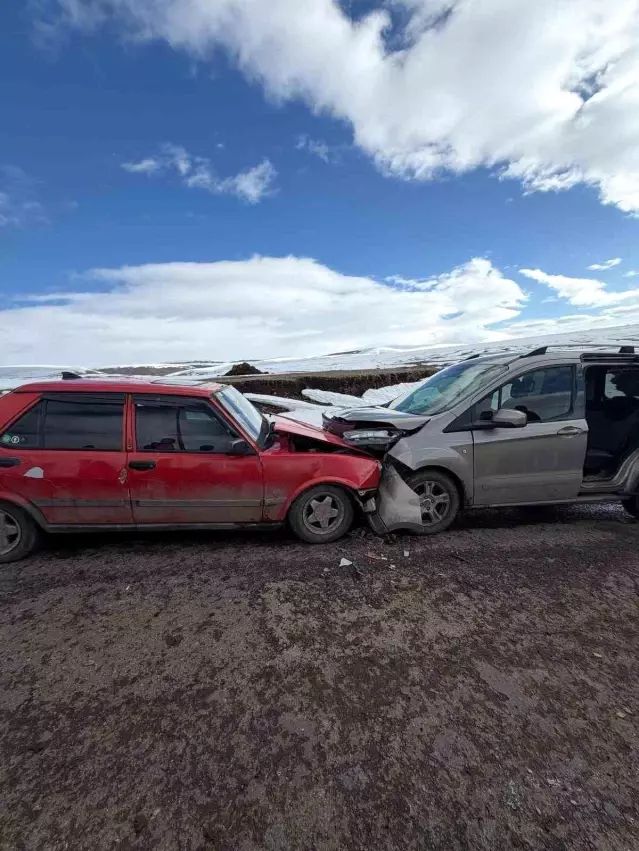 Ardahan'da İki Otomobilin Çarpışmasıyla 2 Kişi Hafif Yaralandı