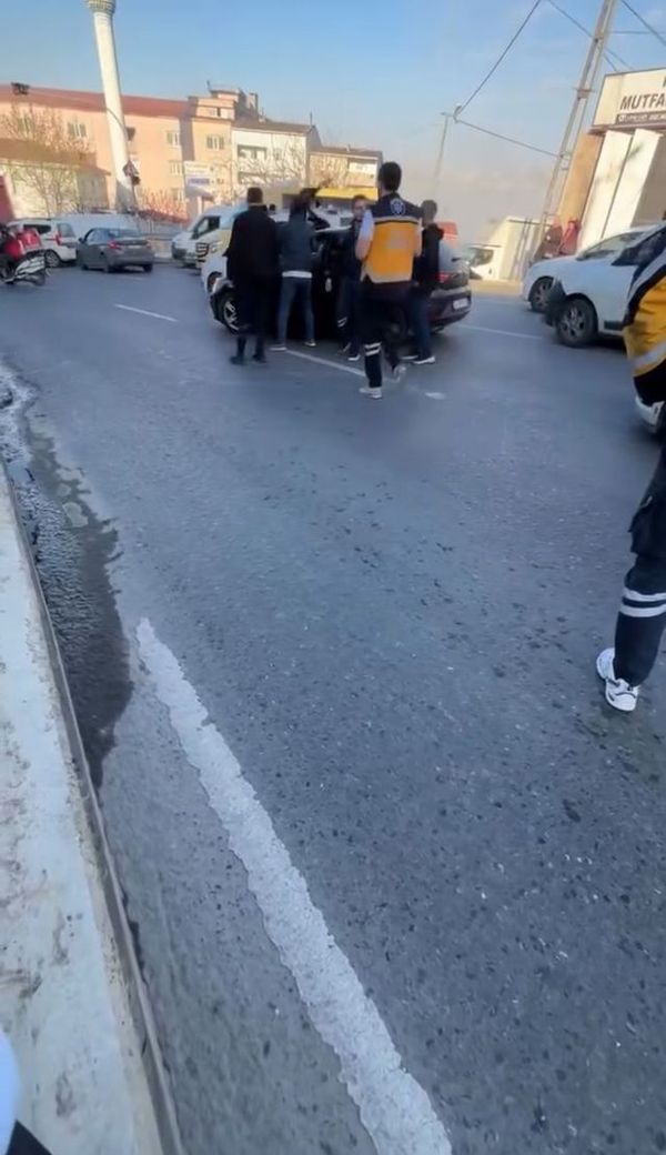 Başakşehir'de Trafikte Çıkan Kavgada Levye Kullanıldı