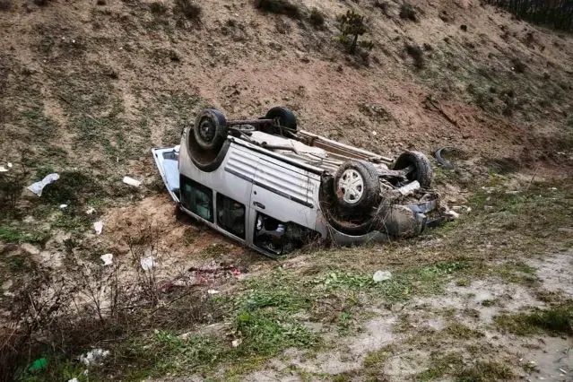 Kırıkkale'de Hafif Ticari Araç Takla Attı: 4 Kişi Yaralandı