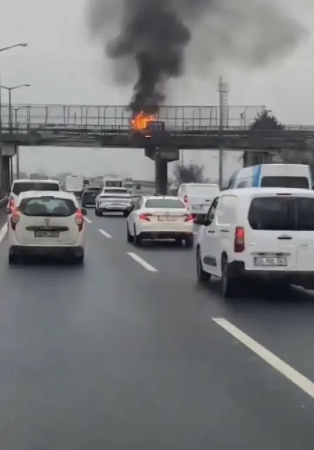 Esenyurt'ta Hafif Ticari Araçta Çıkan Yangın İtfaiye Tarafından Söndürüldü