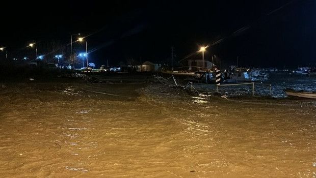 Çanakkale’de Şiddetli Yağışlar Nedeniyle Kepez Çayı ve Sarıçay Taştı, Sahil Yolu Trafiğe Kapandı