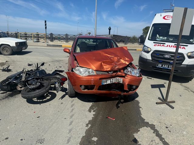 Arhavi'de Motosiklet ve Otomobil Çarpıştı: Sürücü Yaşamını Yitirdi