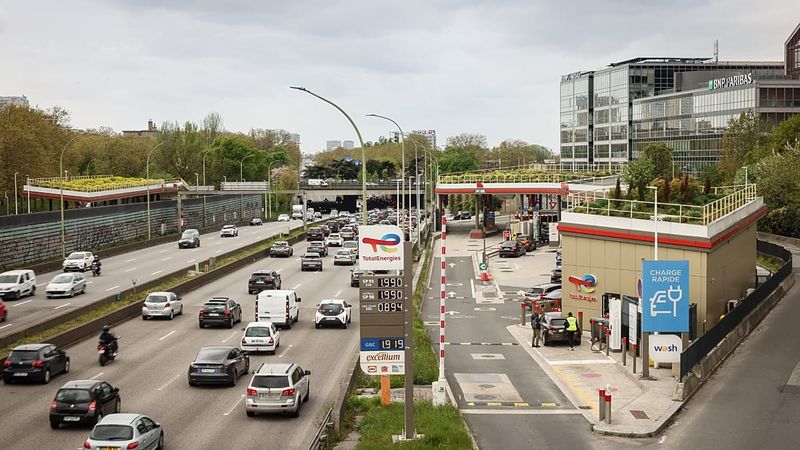 Fransa'da İnşaat İşçileri Akaryakıt Zammına Karşı Yolları Kapattı