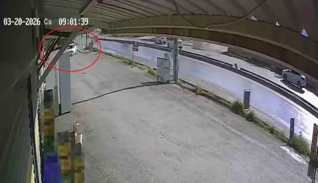 Hatay'da Sürücüsünün Kontrolünü Kaybettiği Otomobil Prefabrik İş Yerlerine Daldı