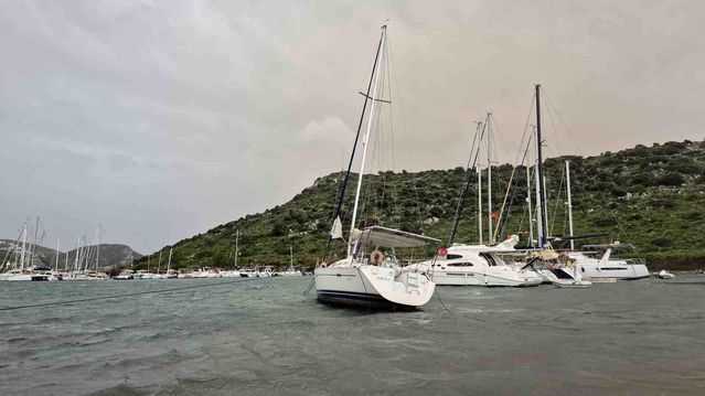 Bodrum'da Fırtına Nedeniyle 2 Yelkenli Tekne Karaya Oturdu