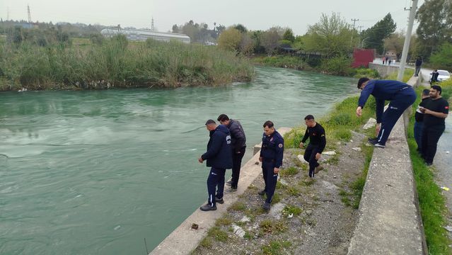 Tarsus'ta Berdan Çayı'na Atlayan Genç Akıntıya Kapıldı