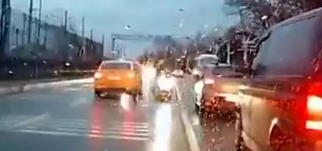 Kocaeli'de Tehlikeli Sürüş Yapan Sürücü Yakalandı ve Ehliyeti Alındı