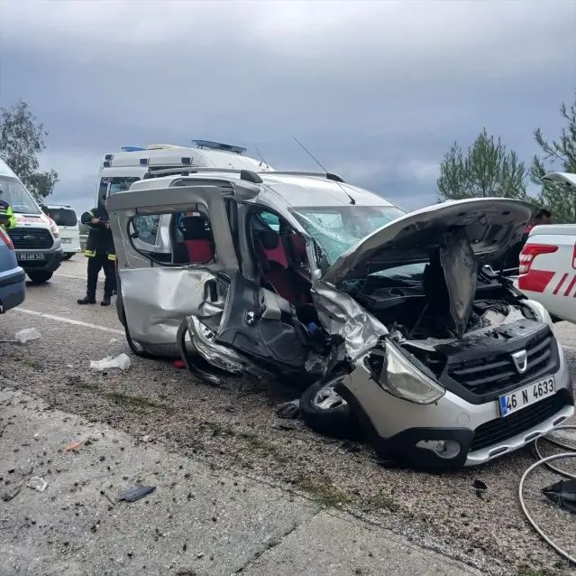 Kadirli'de Otomobil ve Hafif Ticari Araç Çarpıştı: 6 Kişi Yaralandı