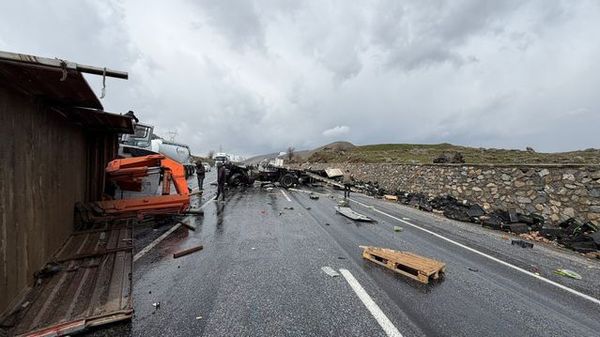Bitlis Tatvan'da Meydana Gelen Kazada 3 Kişi Yaralandı, 1'i Ağır
