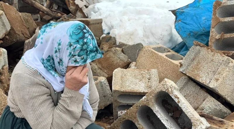 Yüksekova'da Zine Teyze, Çöken Ahırı Önünde Gözyaşlarına Boğuldu