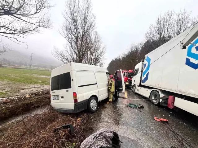 Ödemiş'te Otomobil ile Tır Çarpıştı: 2 Kişi Yaralandı