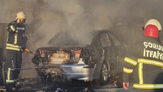 Çorum'da Tamir Halindeki Otomobil Alev Aldı, 3 Kişi Hafif Yaralandı