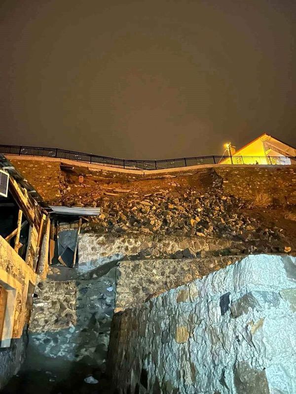 İspir'de Heyelan Sonrası 2 Ev Tahliye Edildi