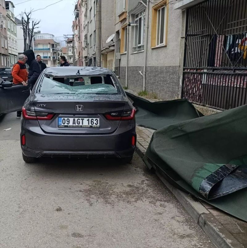 Bursa İnegöl'de Lodos Çatı Parçasını Uçurarak Park Halindeki Araca Zarar Verdi