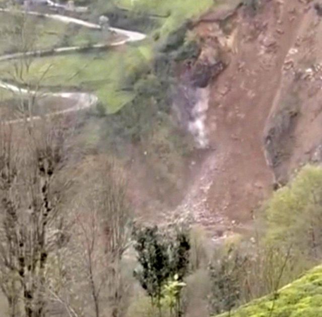 Rize'de Heyelan Anı Cep Telefonu Kamerasına Yansıdı