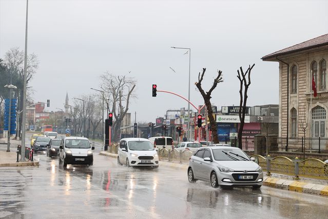 Edirne’de Sağanak Yağış Etkisini Sürdürüyor, Trafikte Önlemler Alındı