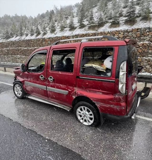 Uşak'ta Bariyere Çarpan Hafif Ticari Araçta 6 Kişi Yaralandı