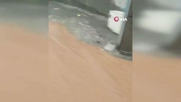 Şanlıurfa’yı Sağanak Vurdu: Cadde ve Sokaklar Su Altında Kaldı