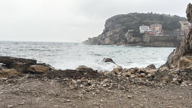 Amasra'da Kuvvetli Fırtına: Dalgalar 2 Metreyi Aştı, Tekneler Limana Sığındı