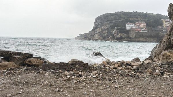 Amasra'da Kuvvetli Fırtına: Dalgalar 2 Metreyi Aştı, Tekneler Limana Sığındı