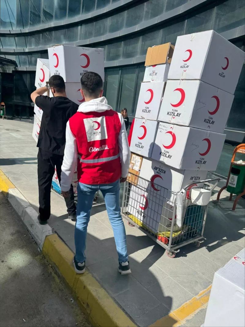 Türk Kızılay Artuklu Şubesi Mardin'de Hastanedeki Çocuklara Giysi Yardımı Sağladı