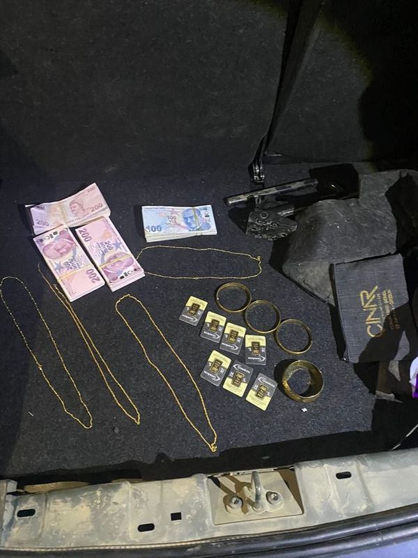 Kütahya'da Sahte Altınla Dolandırıcılık Yapan İki Şüpheli Yakalandı