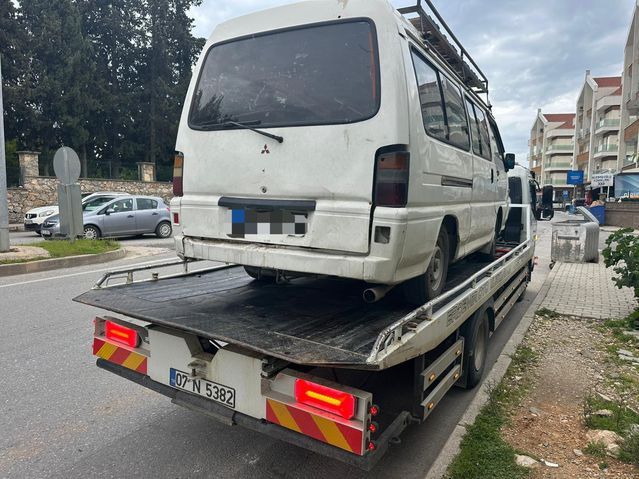 Alanya'da Ters Yönde Giden Minibüs Sürücüsüne 95 Bin TL Ceza ve Ehliyetine El Konuldu