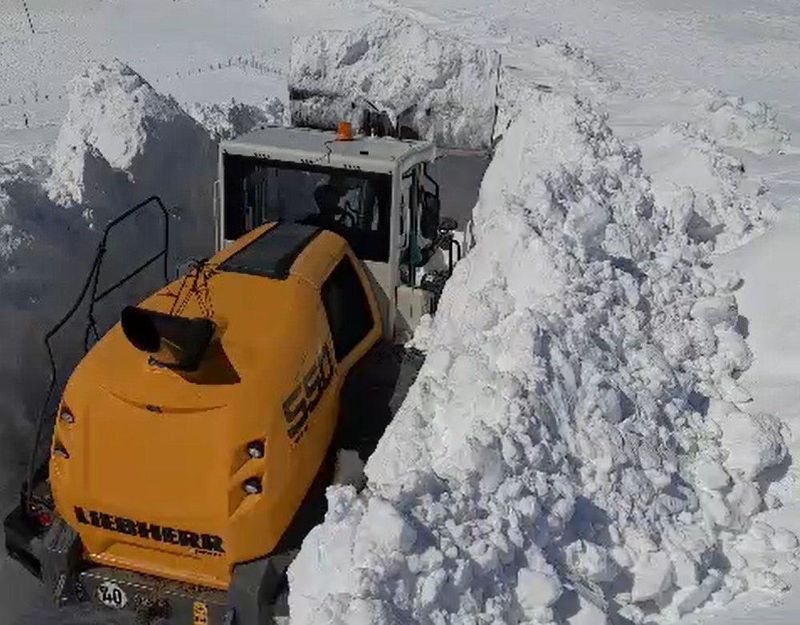 Muş'taki Yoğun Tipi ve Fırtına Ulaşımı Engelledi: Ekipler Yolları Açmak İçin Zamanla Yarıştı