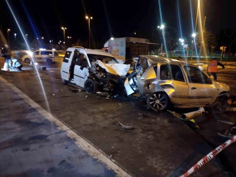 Kartal Sahil Yolunda Hafif Ticari Araç Park Halindeki Otomobile Çarptı: 4 Yaralı