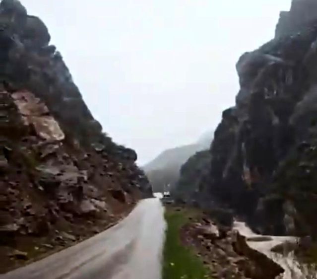 Şemdinli'de Dev Kaya Parçası Yol Trafiğini Kapatırken Sürücüler Mahsur Kaldı