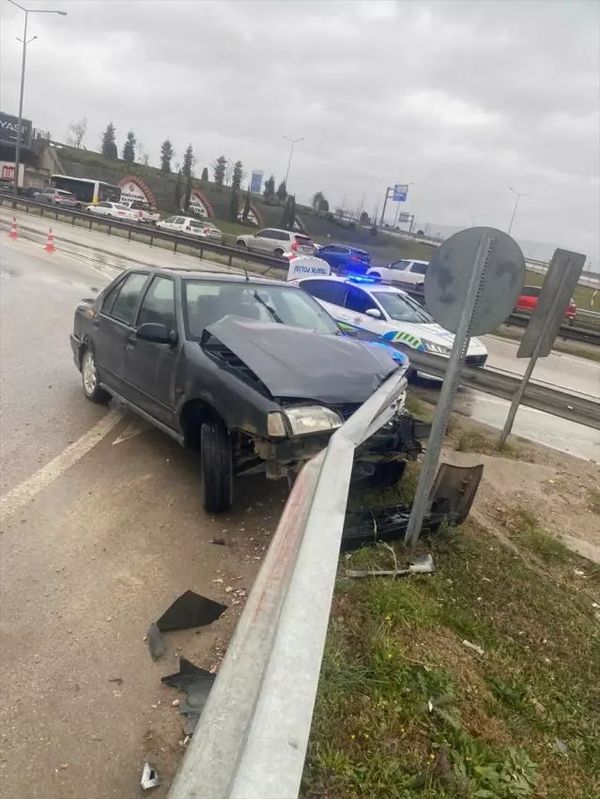 İnegöl'de Bariyere Çarpan Otomobilin Sürücüsü Yaralandı