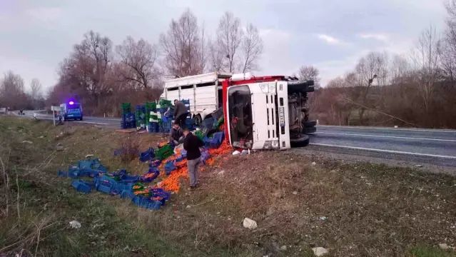 Domaniç'te Pazarcı Kamyoneti Takla Attı: 2 Kişi Yaralandı