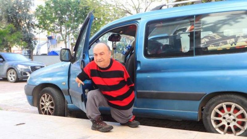 Doğuştan elleri olmayan Mehmet Temel ayaklarıyla hayatını sürdürüyor