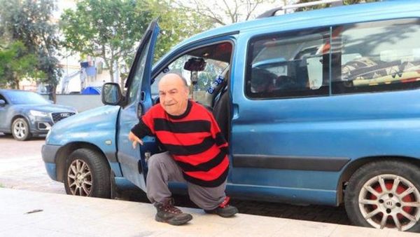 Doğuştan elleri olmayan Mehmet Temel ayaklarıyla hayatını sürdürüyor