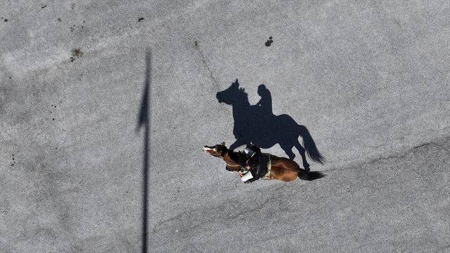 Kayseri Muhtarı Cem Güven At Sırtında Mahallesine Hizmet Veriyor
