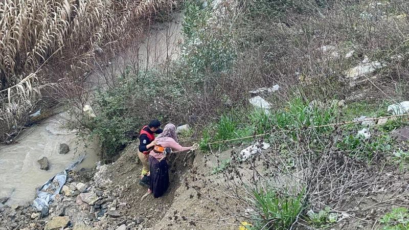 Hatay'da Dereye Düşen Oğlağı Kurtarmaya Çalışan Kişi Mahsur Kaldı, İtfaiye Kurtardı