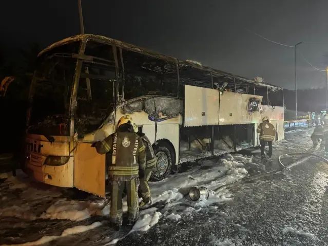 Esenler'de TEM Otoyolu'nda Şehirlerarası Otobüs Yangını Söndürüldü