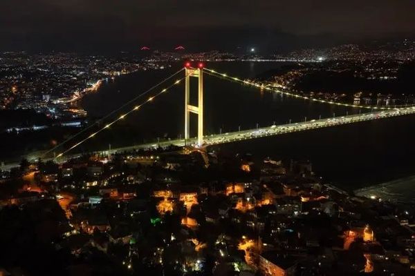 Fatih Sultan Mehmet Köprüsü Endometriozis Farkındalığı İçin Sarı Işıkla Aydınlatıldı