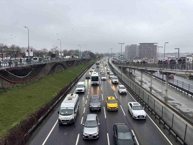 İstanbul'da Bayram Dönüşü Trafik ve Toplu Taşıma Yoğunluğu Arttı
