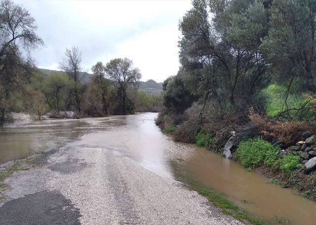Ayvacık’ta Yoğun Sağanak Yağış Ulaşımı ve Tarımı Olumsuz Etkiliyor