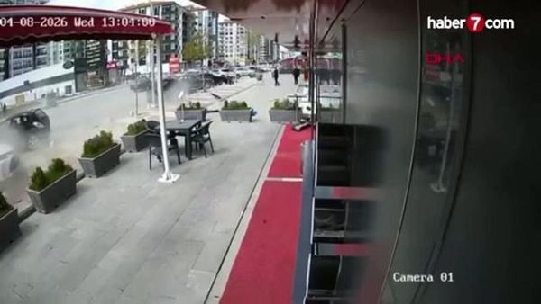 Malatya'da Kontrolünü Kaybeden Sürücü Park Halindeki Araçlara Çarptı