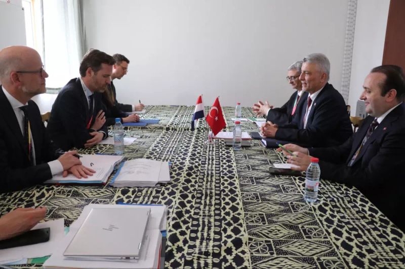 Türkiye ve Hollanda, Kamerun'da Ticaret ve Yatırım İşbirliğini Görüştü