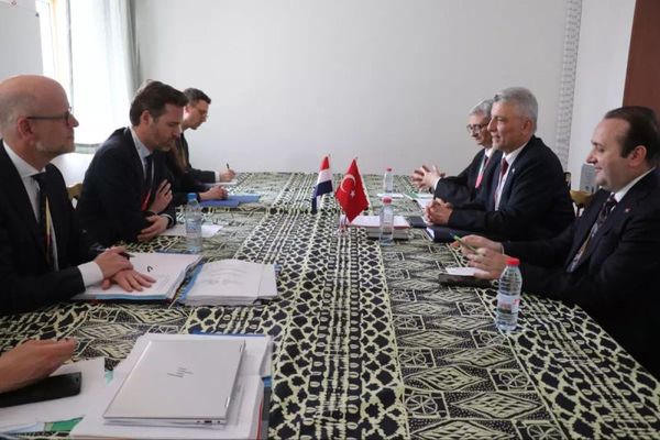 Türkiye ve Hollanda, Kamerun'da Ticaret ve Yatırım İşbirliğini Görüştü