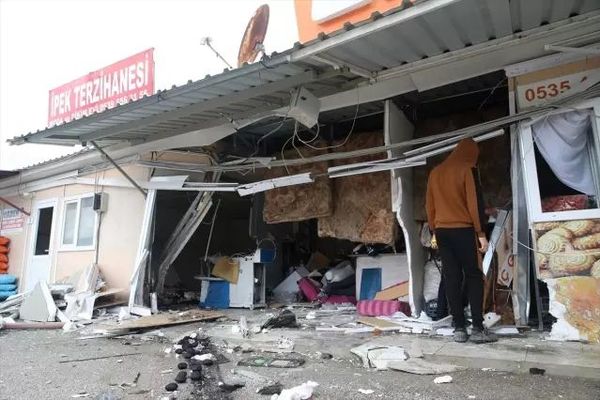 Defne’de Otomobil Prefabrik İş Yerlerine Çarptı, Sürücü Yaralandı