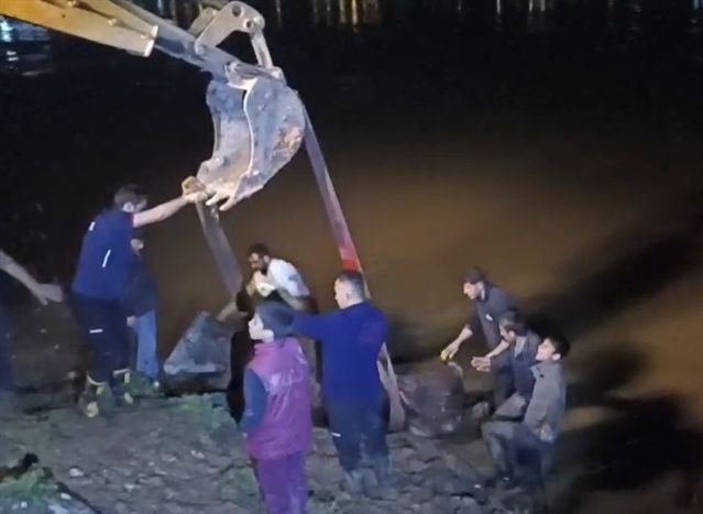 Cizre’de Dicle Nehri’nden İtfaiye ve İş Makinesiyle İnek Kurtarıldı