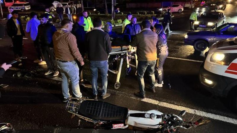 Motosiklet ve Otomobil Çarpıştı: 3 Kişi Yaralandı