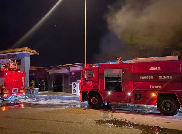 Antalya Serik'te Zincir Markette Çıkan Yangın Hasara Yol Açtı