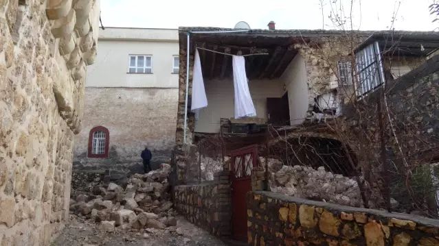 Gercüş'te Yoğun Yağış Nedeniyle Ev Bölümü Çöktü